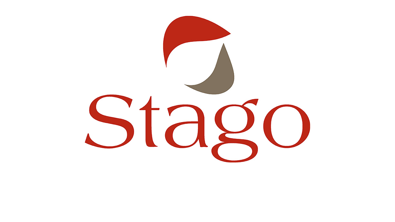 Stago logo i rød farge med et symbol over teksten.