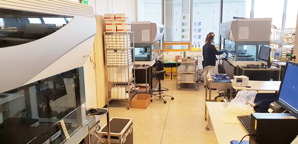 De tre pipetteringsrobotene, Morten, Gunnar og Fredrik, er klare for å analysere store prøvemengder.