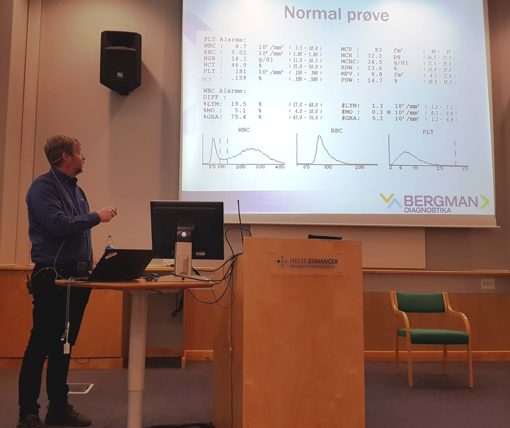Bioingeniør Martin Oma under en forelesning om celleteller på et Noklus-kurs i 2018