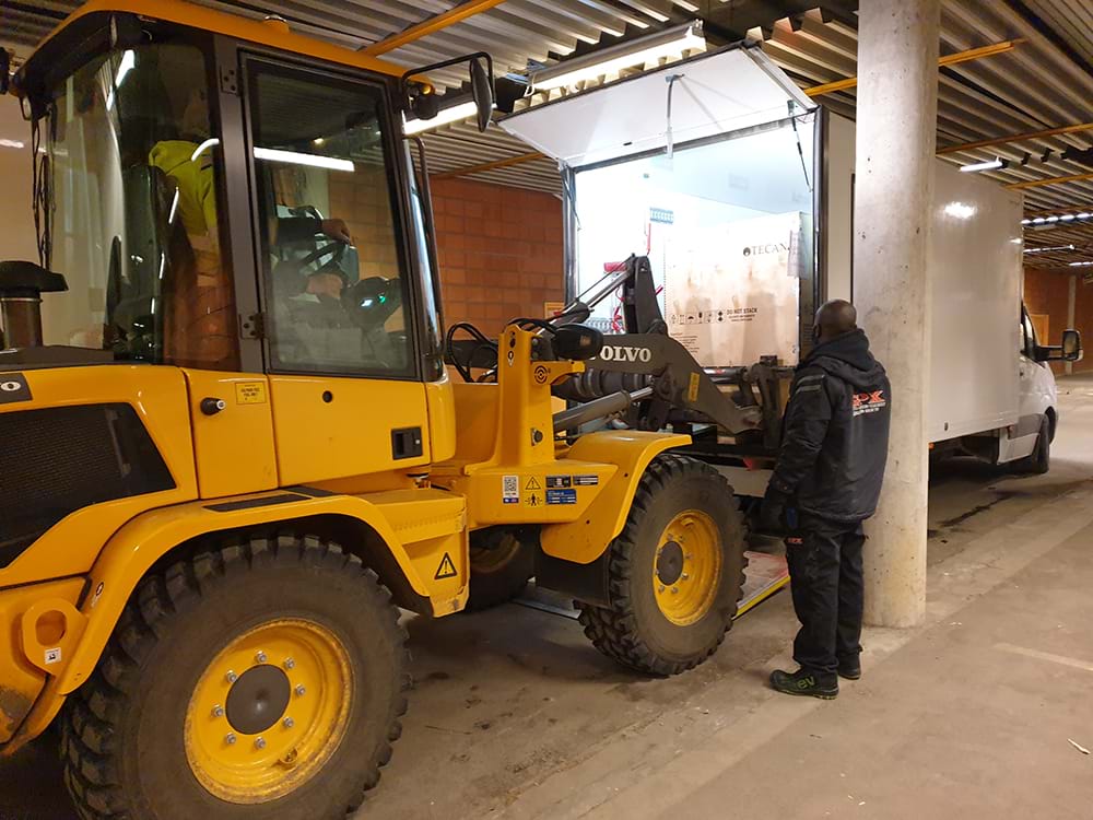 Roboten veier 300 kg og fraktes på en spesialbygget pall
